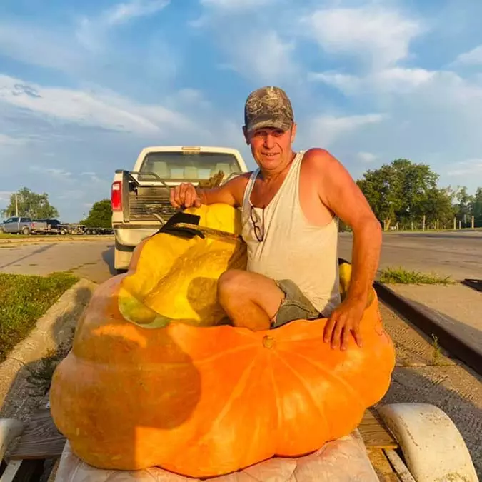 Dev balkabağıyla missouri nehri'nde kürek çekti