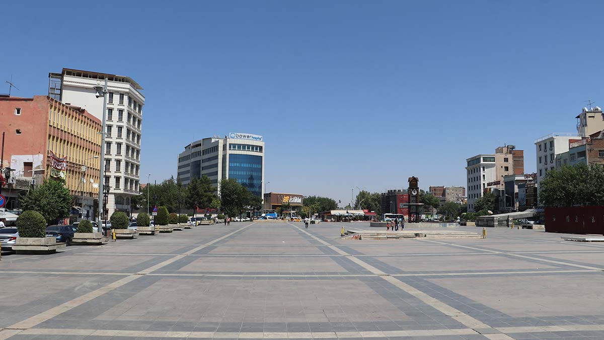 Diyarbakır'da hava sıcaklığı nedeniyle caddeler boş kaldı