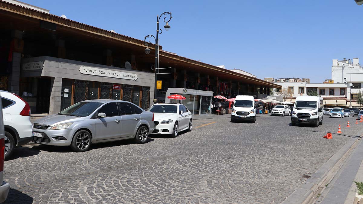 Diyarbakır'da hava sıcaklığı nedeniyle caddeler boş kaldı