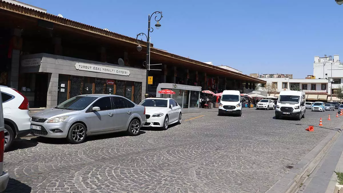 Diyarbakır'da hava sıcaklığı nedeniyle caddeler boş kaldı