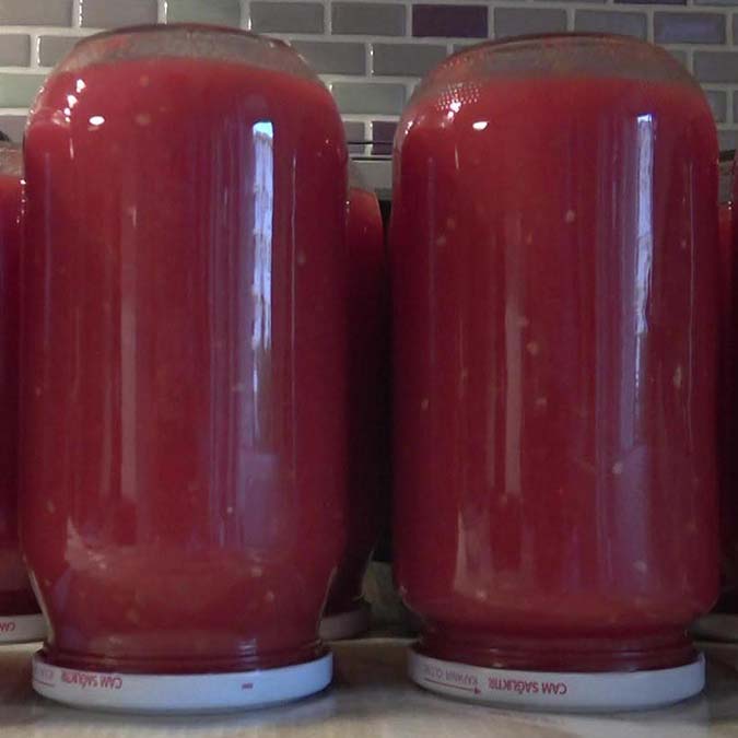 Zonguldak'ta Doç. Dr. Esra Acıman Demirel, bozuk konserve kaynaklı botulizm hastalığının ölüme neden olabileceğini söyledi.