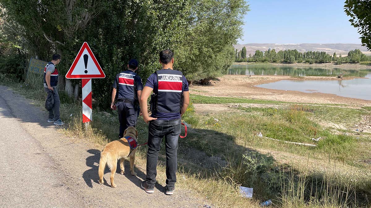 Sivas'ta, dün akşamdan beri kayıp olan Mehmet Demir (13), bu sabah kent merkezinde bulundu. Geceyi bir camide geçirdiğini belirten Demir, "Canım sıkıldığı için çarşıya gelmiştim" dedi.