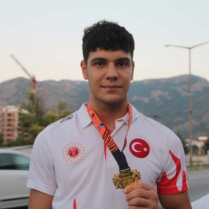 Dünya Gençler Şampiyonu çiçeklerle karşılandı