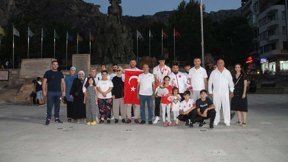 Dünya Gençler Şampiyonu Osman Furkan Karakaya (17), memleketinde çiçeklerle karşılandı. Dünya Şampiyonu Karakaya, üstü açık otobüsle şampiyonluk turu atıp vatandaşları da selamdı.