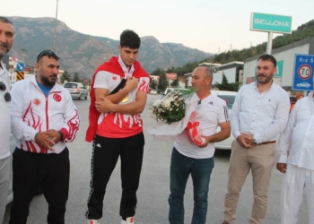 Dünya Gençler Şampiyonu çiçeklerle karşılandı