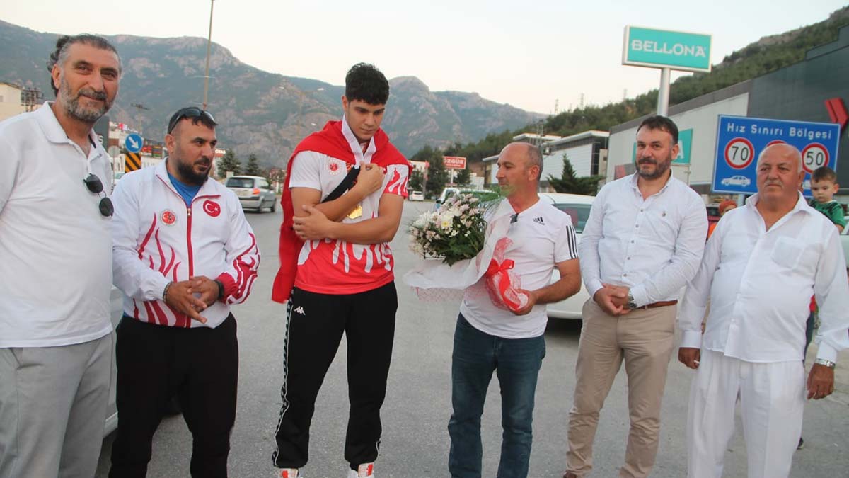 Dünya Gençler Şampiyonu çiçeklerle karşılandı