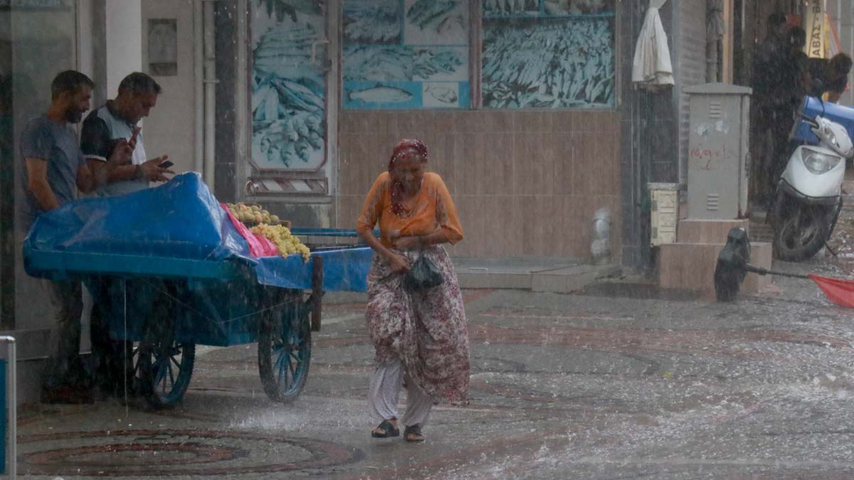 Edirne'de sağanak etkili oldu; Evleri su bastı