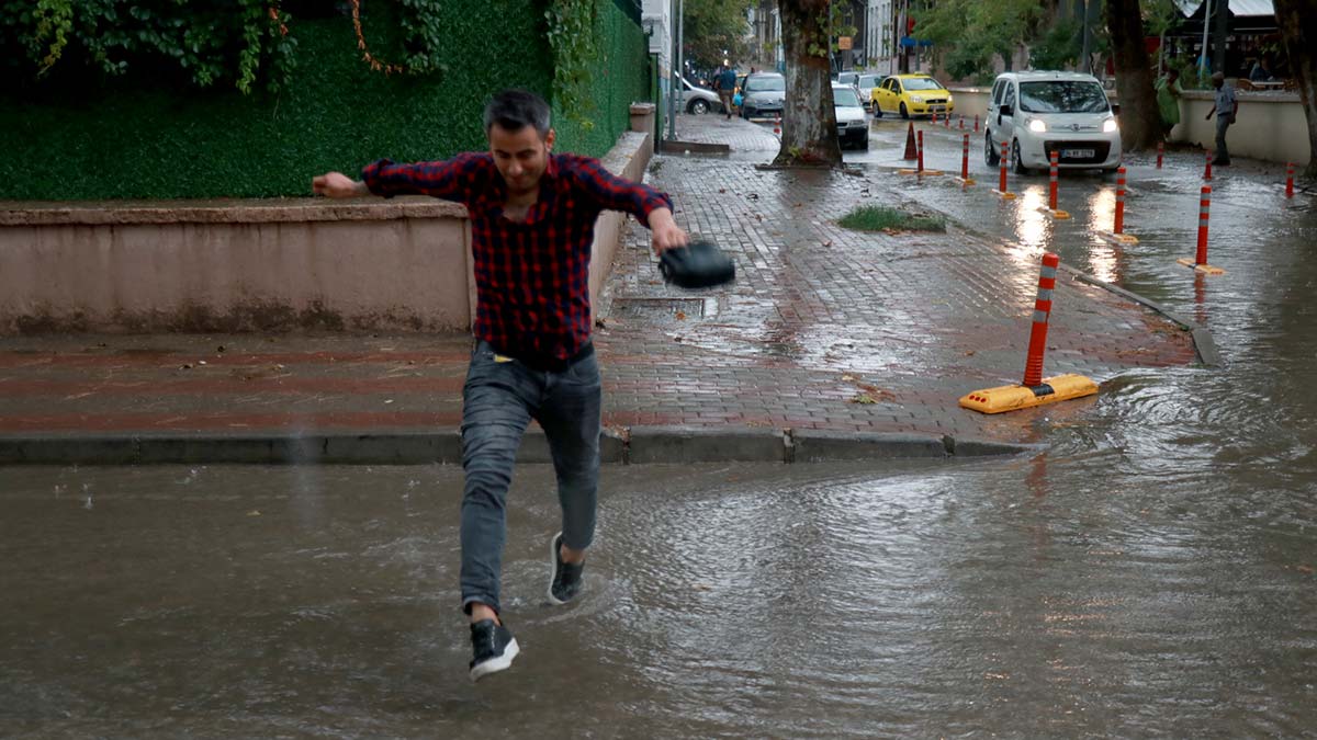 Edirne'de sağanak etkili oldu; Evleri su bastı