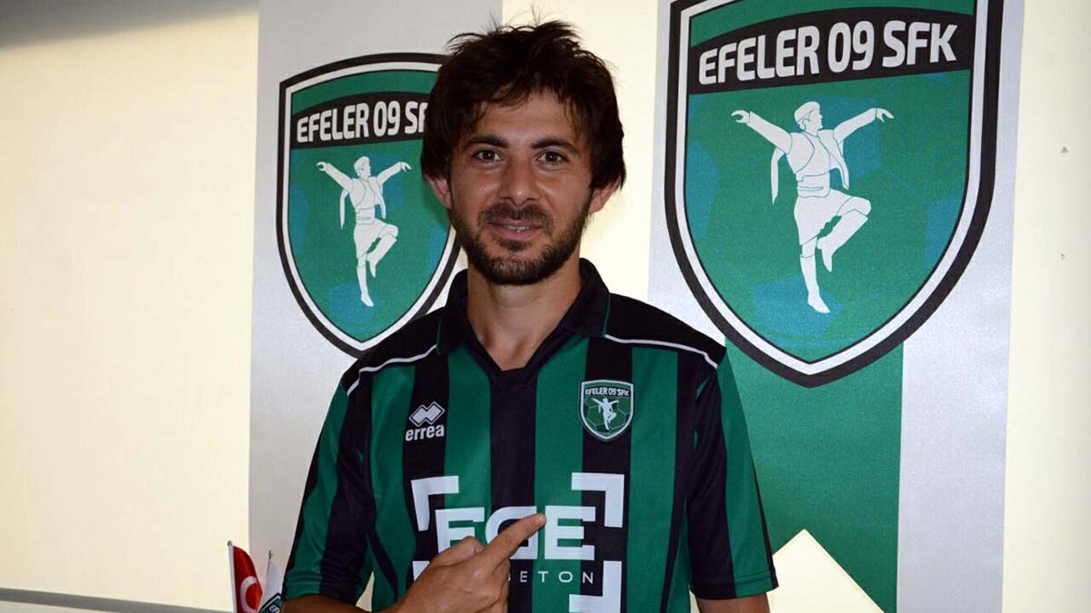 Efeler 09 FK Emrah Öztürk'ü renklerine bağladı