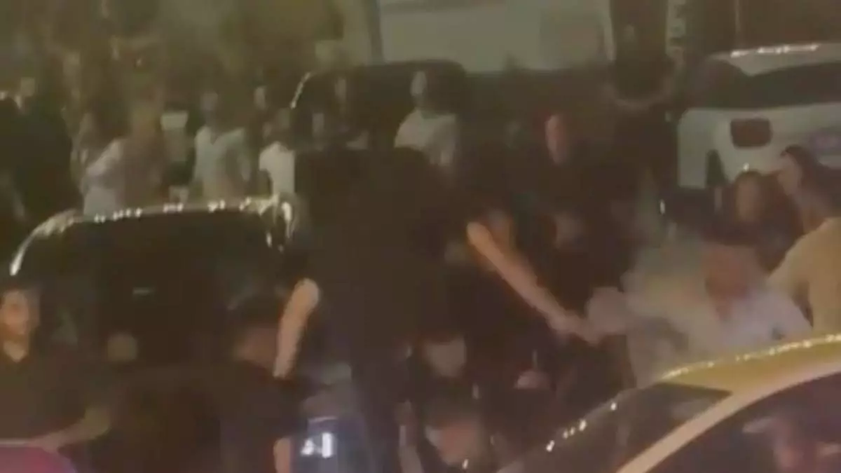 Eğlence mekanının önünde tartıştığı grup tarafından dövüldü