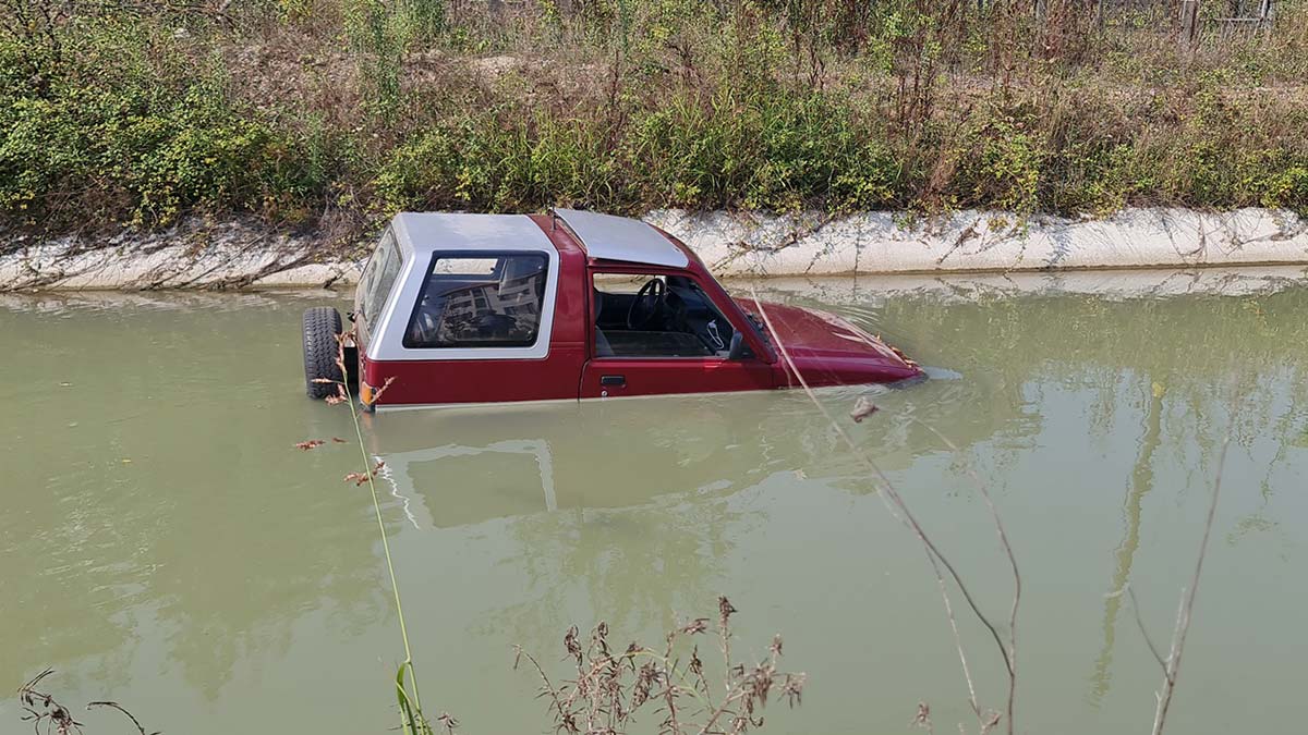 El frenini çekmeyi unuttuğu cip sulama kanalına düştü