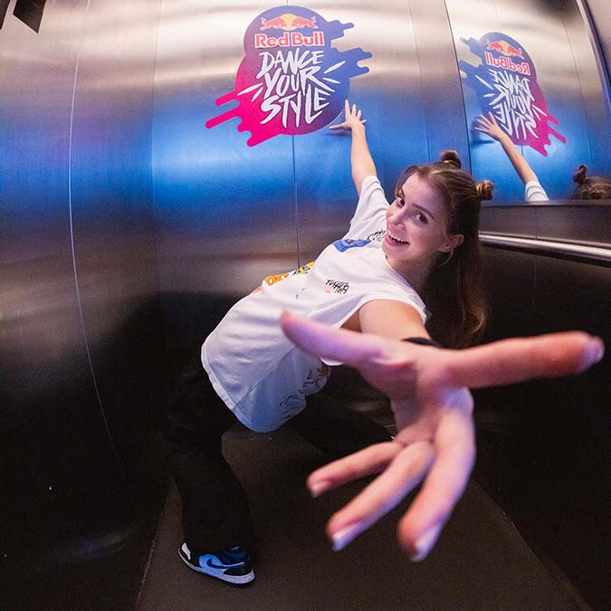 Elevator Moves yayında