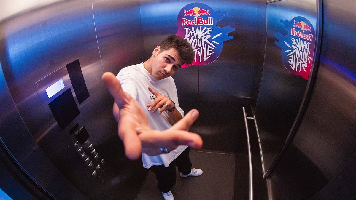 Tüm sokak dansı türlerini bünyesinde barındıran Red Bull Dance Your Style yarışması dansın en iyilerini belirlemek için geri döndü. 10 Eylül’de Ankara’da gerçekleşecek Türkiye finali öncesinde özel bir performans sergileyen Pelin Yar ve Berk Çiçekgil ‘Elevator Moves’da bir araya geldi.