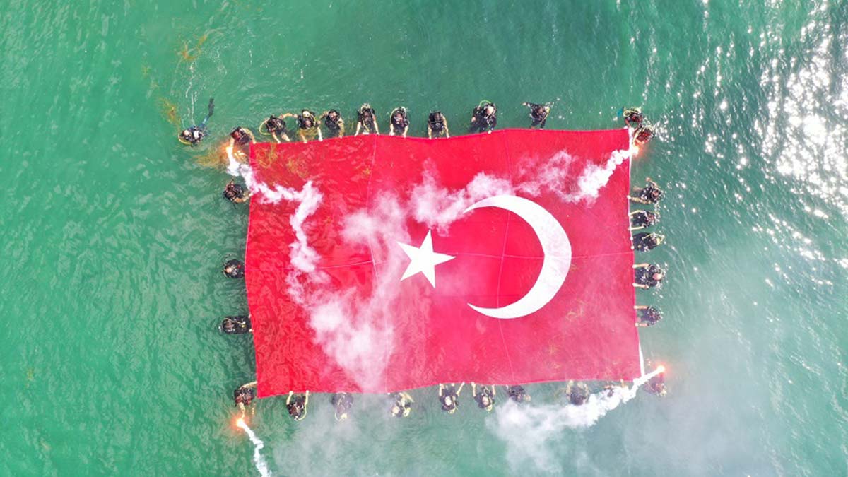 30 Ağustos Zafer Bayramı’nın 100’üncü yılına ithafen bröveli engelliler ve Su Altı Taarruz (SAT) komandoları Marmara Denizi’nde 100. yıl Zafer Dalışı gerçekleştirdi.