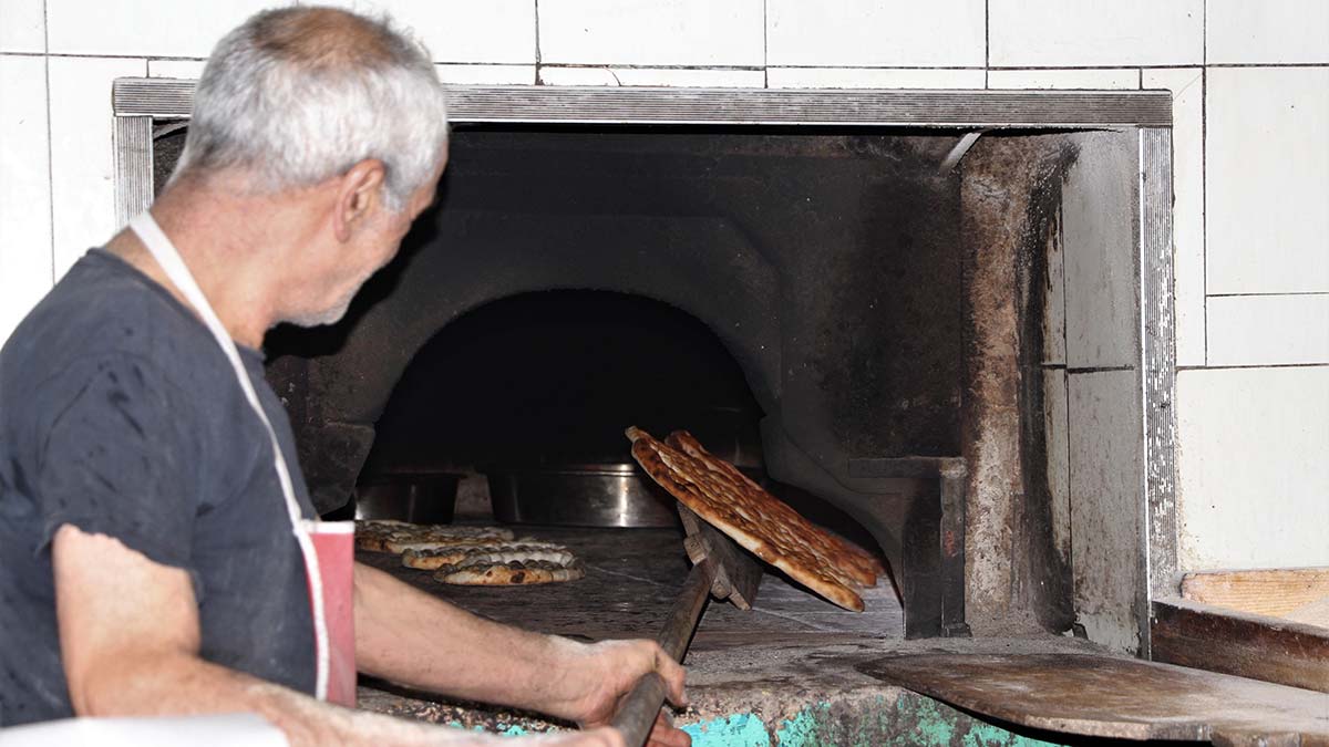 Elazığ'da, Kapalı Çarşı'nın ilk dükkanı olan Çarşı Fırını, özgün dokusu ile dikkat çekiyor. Ermeni ustalarca 1928'de yapılan fırının dış bölümü; zamanın izlerini taşırken, iç bölümü ise 1999'da getirilen fayans zorunluluğu nedeniyle eski özelliğini kaybetti.