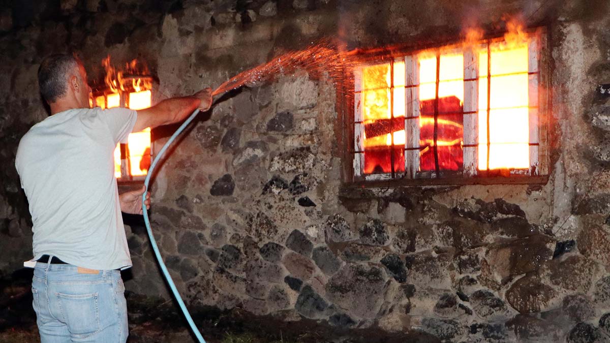 2 ev ve 2 ahır yangında kül oldu