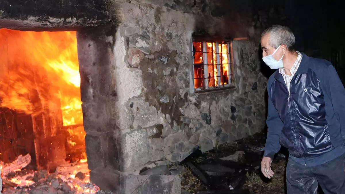 Erzurum'un yakutiye ilçesinde damlarında tonlarca ot bulunan iki evde çıkan yangın, mahalle sakinlerini endişelendirdi. İtfaiyenin yoğun müdahalesiyle söndürülen yangında 2 ev ve 2 ahır yangında kül oldu.
