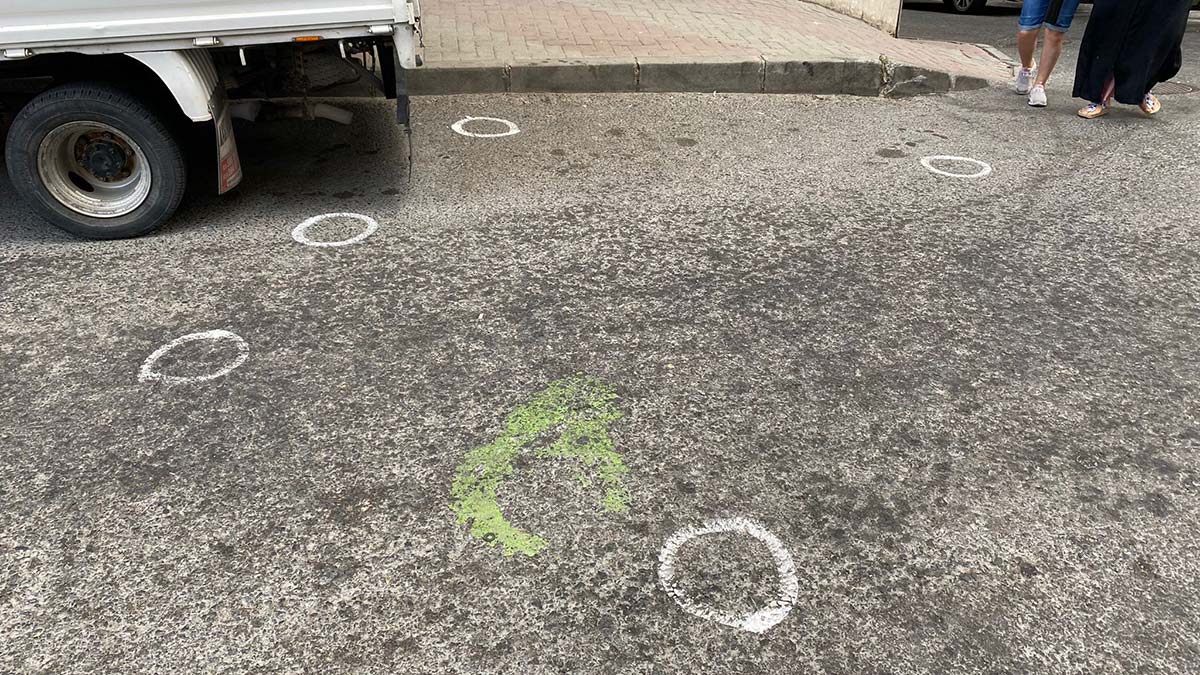 Esenler'de kuaföre silahla ateş edildiği anlar güvenlik kamerasına yansıdı.