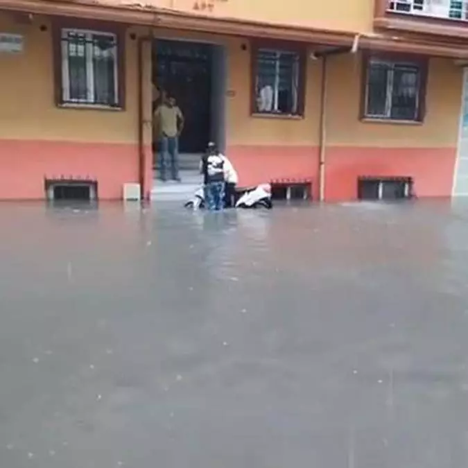 Esenyurt pınar mahallesi'nde yağışın ardından su baskını oldu.