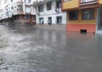 Pınar Mahallesi'nde çok sayıda sokağı su bastı