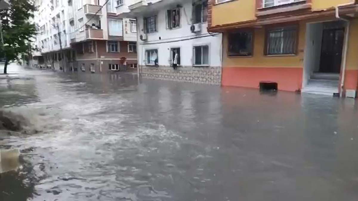 Pınar Mahallesi'nde çok sayıda sokağı su bastı