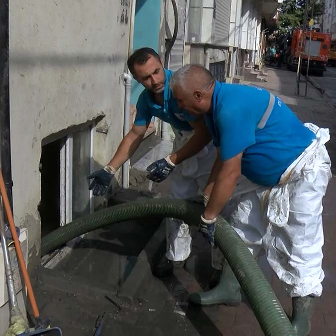 Esenyurt'ta sel sonrası çalışmalar sürüyor