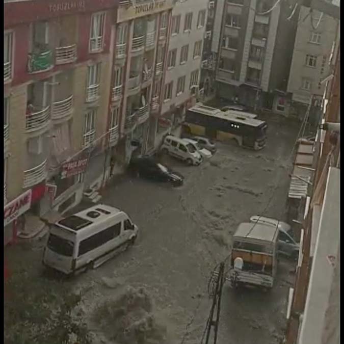 İstanbul'da sabah saatlerinde etkili olan yağmurla esenyurt'ta alt geçitler suyla doldu, rögarlar taştı bir servis aracı oluşan çukura düştü.  