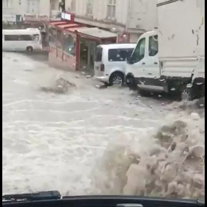 Esenyurt'ta alt geçitler suyla doldu, rögarlar taştı