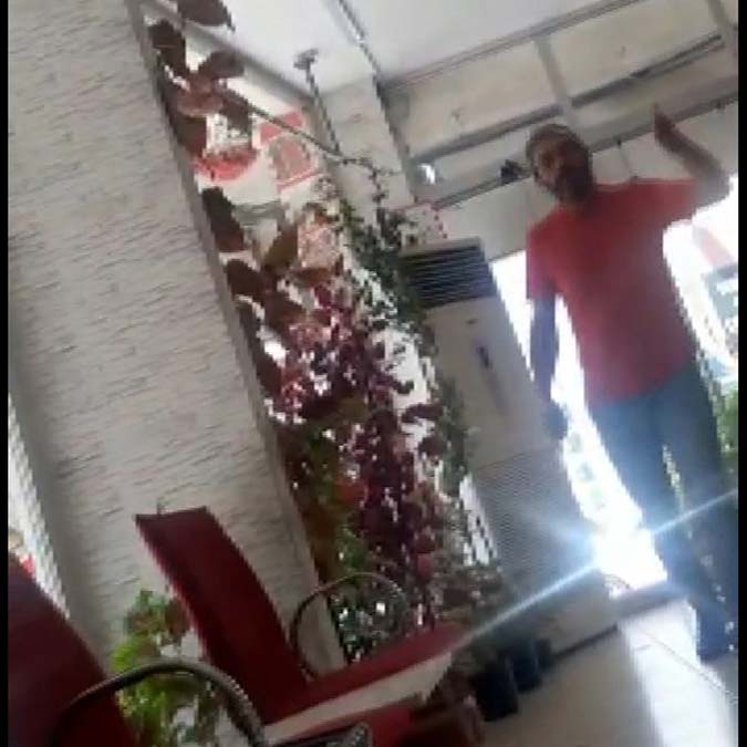 Eski karısının üzerine satırla yürüdü