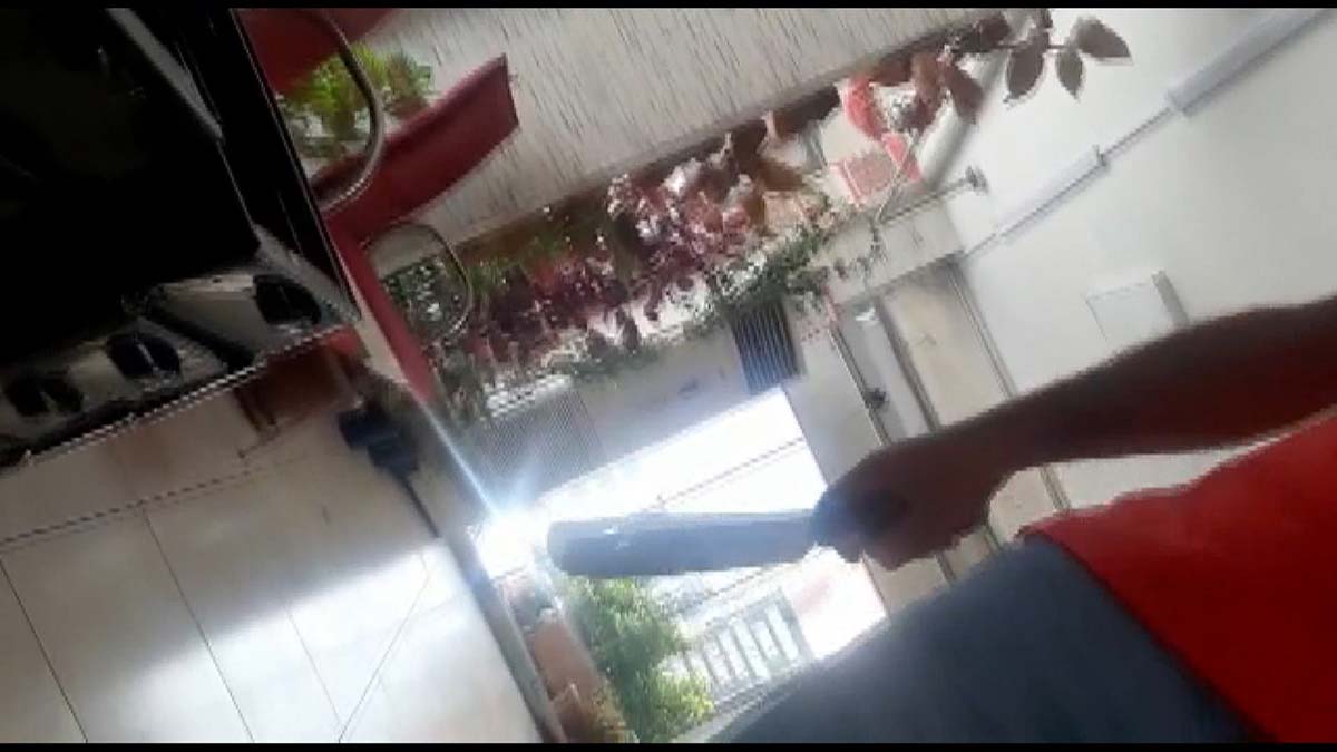 Eski karısının üzerine satırla yürüdü