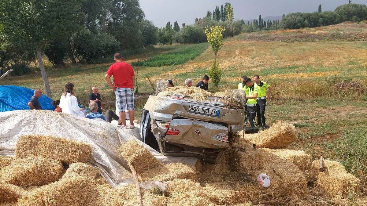Ters dönen otomobilde 3 kişi yaralandı