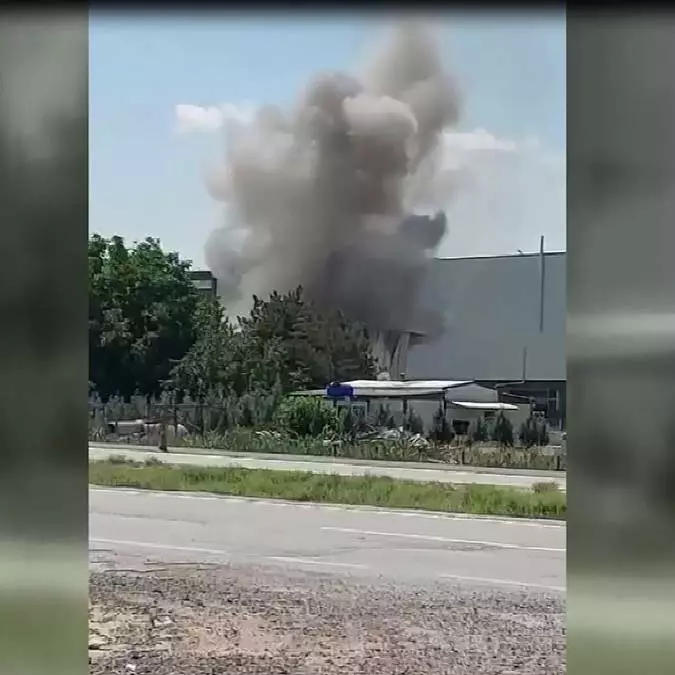 Fabrikada patlamayla birlikte yangın çıktı; 1 kişi dumandan etkilendi