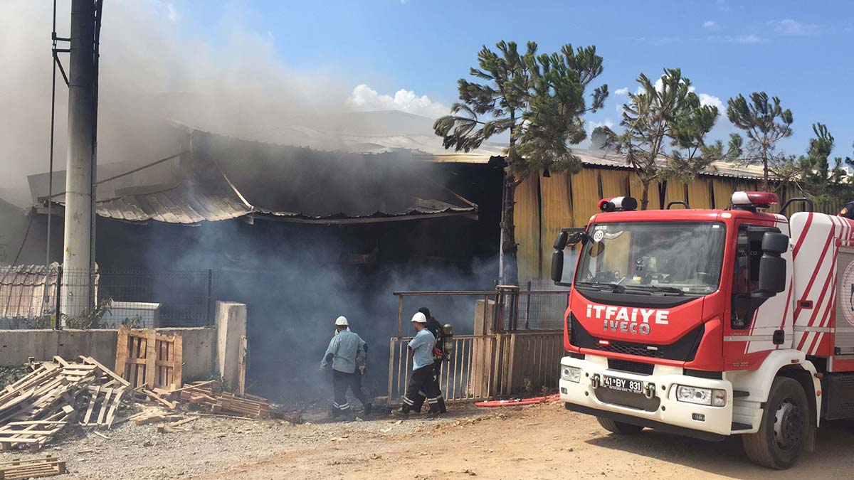 Plastik fabrikasında yangın