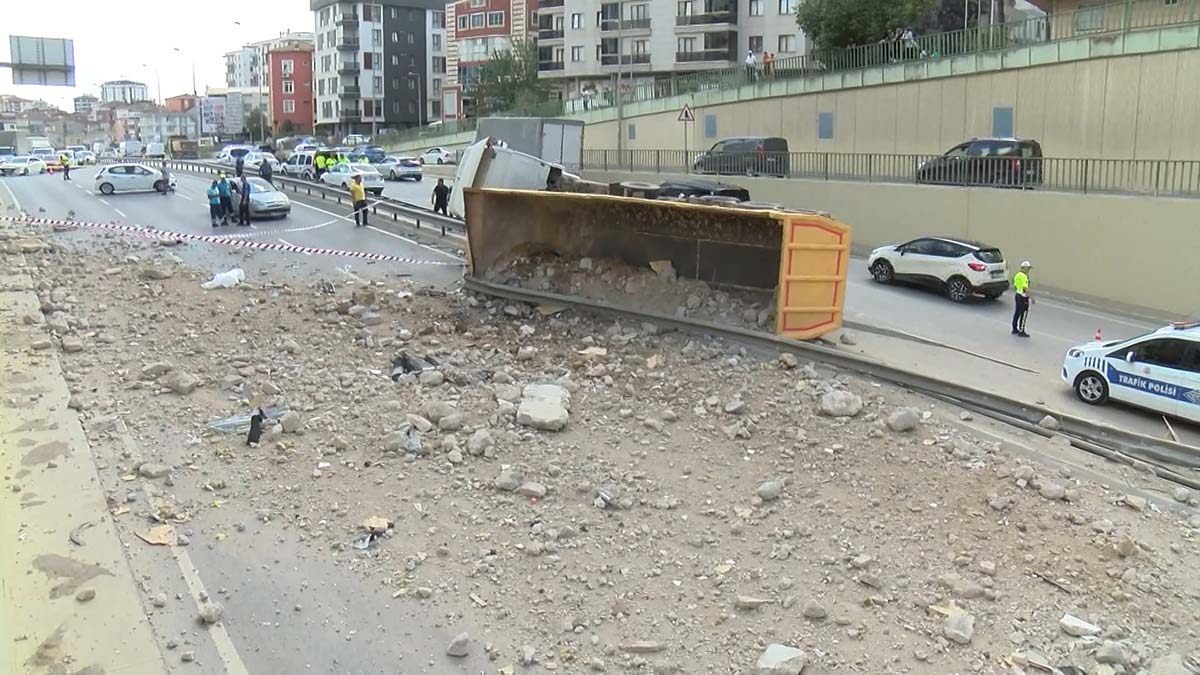 Çekmeköy'de hafriyat kamyonu lastiğinin patlaması sonucu devrildi. Kazada kamyon şoförü yaralanırken, yola saçılan molozlar nedeniyle şile istikameti trafiğe kapandı.