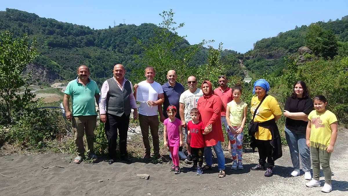 Giresun’da, depolanan çöplerden çevreye atık su sızdığı tespit edilen, Görele ilçesine bağlı Çavuşlu beldesindeki katı atık bertaraf tesisinin; depolama şekli hava, su ve toprakta kirliliğe yol açtığı gerekçesiyle mahkemece kapatılmasına karar verildi.