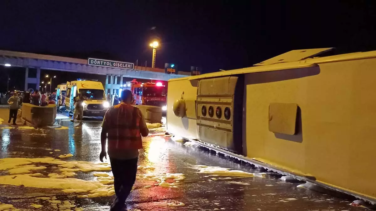 Gişelere çarpan yolcu otobüsü devrildi; 16 yaralı