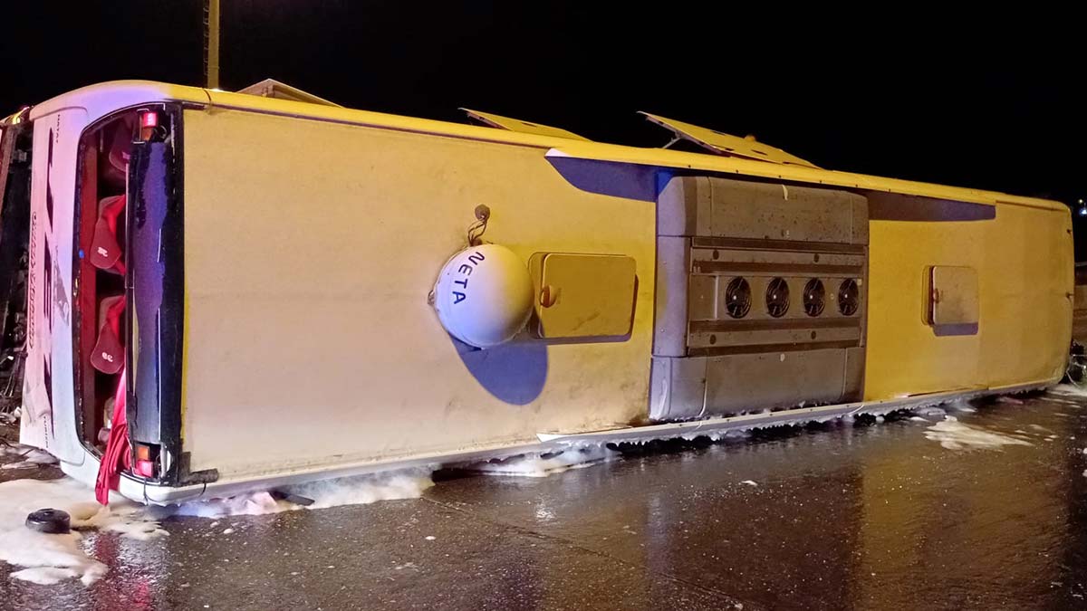 Gişelere çarpan yolcu otobüsü devrildi; 16 yaralı