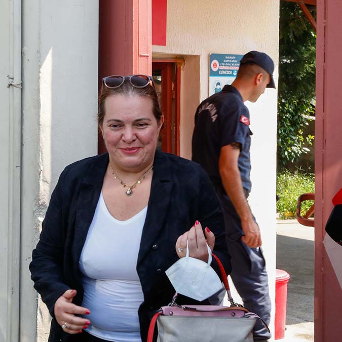 Bakırköy Kadın Kapalı Ceza İnfaz Kurumu'nda Gülşen'i ziyaret eden avukatı Gökçe Kılıç Gülsaran, "Ben hukukçuyum bu neticenin böyle olmaması gerekiyor. " dedi.