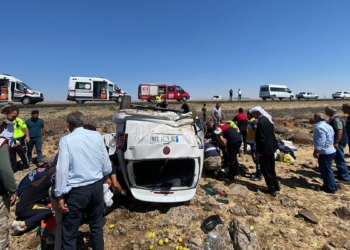 Hafif ticari araç takla atarak şarampole yuvarlandı