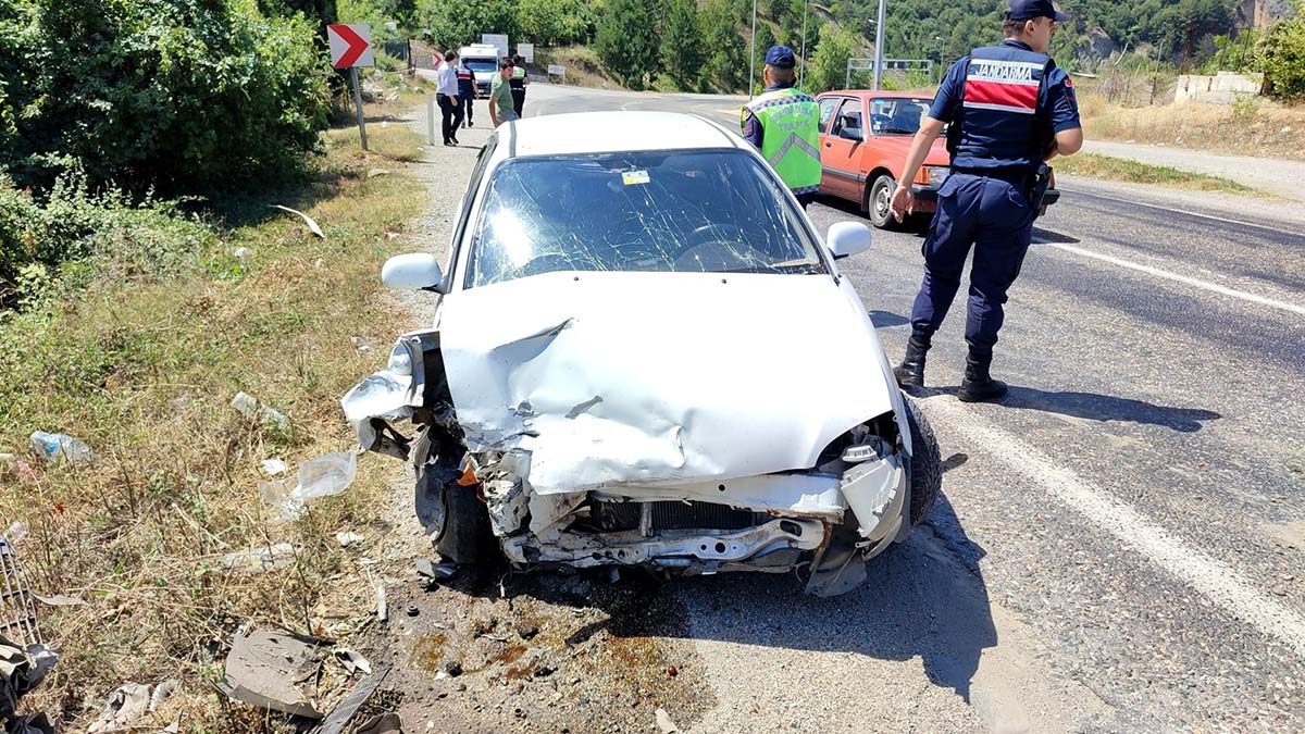 Karabük'te hatalı sollama kazası; 5 yaralı