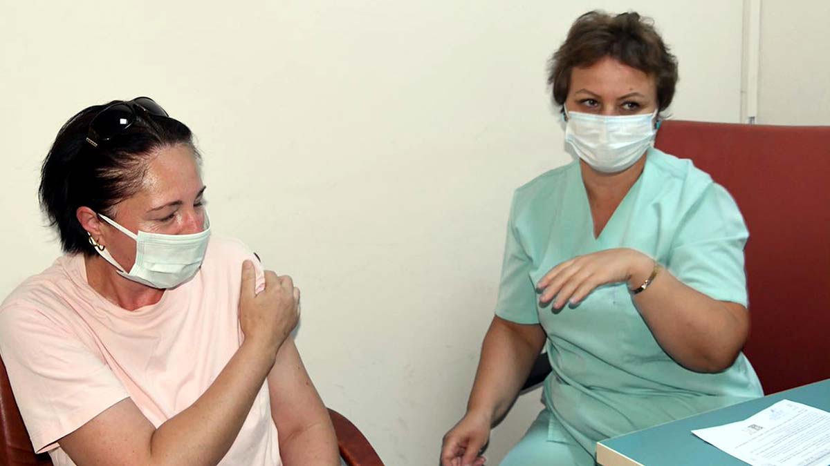 Tekirdağ Namık Kemal Üniversitesi (NKÜ) Tıp Fakültesi Halk Sağlığı Anabilim Dalı Başkanı Prof. Dr. Gamze Varol, "Fakat çok bulaşıcı ve eğer hatırlatma dozunu yapmazsak, bağışıklığımız bizi korumaya yetmeyebilir" dedi.