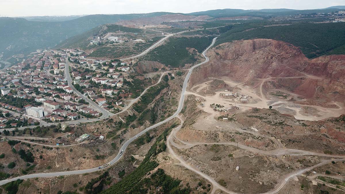 Kocaeli'nin Körfez ilçesi Yukarı Hereke bölgesindeki taş ocaklarında kontrollü patlamalar mahalleliyi isyan ettirdi. Patlamaların yarattığı sarsıntılar nedeniyle bazı binaların duvarlarında çatlaklar oluştuğu görüldü.