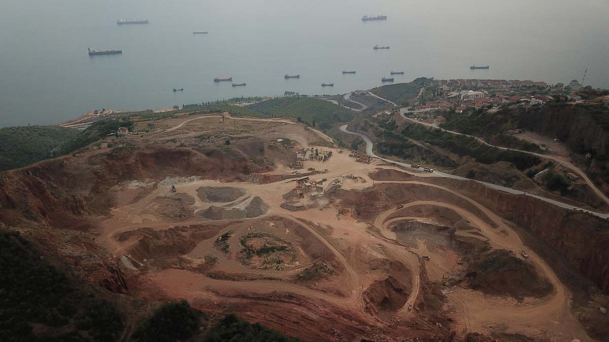 Patlamalar mahalleliyi isyan ettirdi