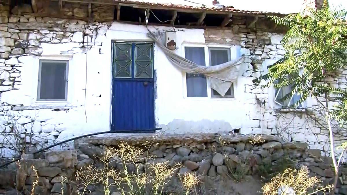 Balıkesir'in Savaştepe ilçesinin heyelan riski taşıyan Sarısüleymanlar Mahallesi’nde vatandaşların yer altından gelen sesler duydukları ihbarı üzerine Afet ve Acil Durum Yönetimi Başkanlığı (AFAD) tarafından inceleme yapıldı.