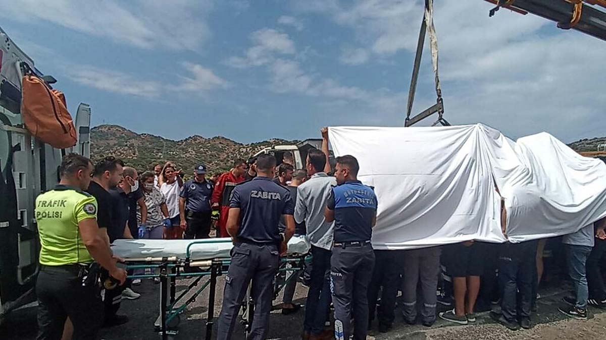 Ünlü sanatçı İbrahim Tatlıses Bodrum'da trafik kazası geçirdi. Tatlıses'i kurtarma çalışmalarının sürdüğü, kızının da yanında olduğu öğrenildi.