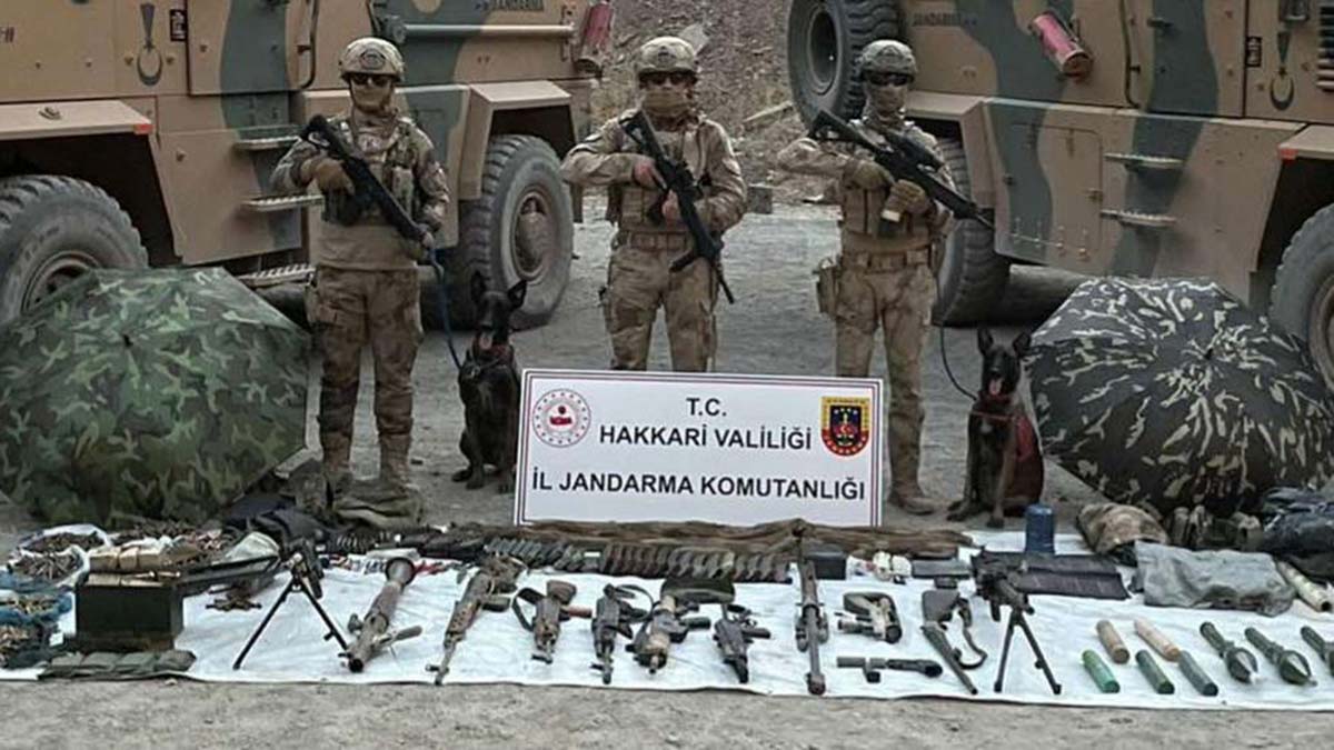 Çukurca'da çok sayıda silah ve mühimmat ele geçirildi