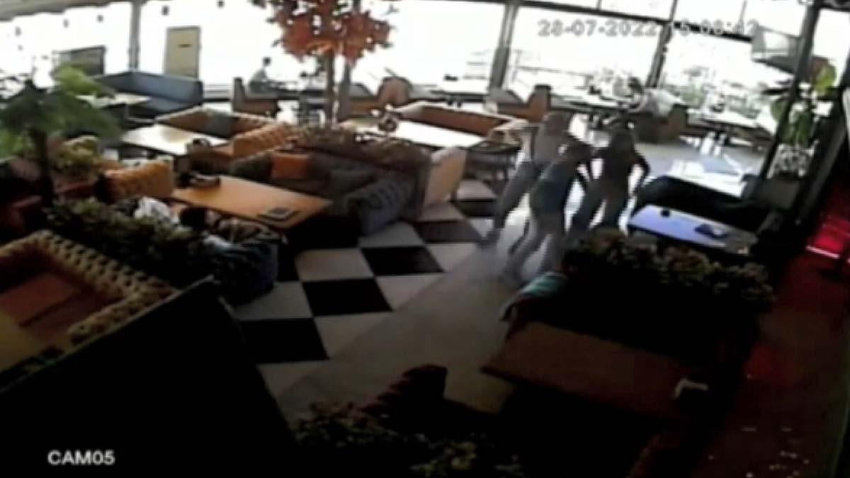 Küçükçekmece'de sosyal medyada tanıştığı S.D. ile sevgili olmak isteyen H.B.'ye, S.D.'nin erkek arkadaşı F.Y. pitbull köpekle saldırdı.