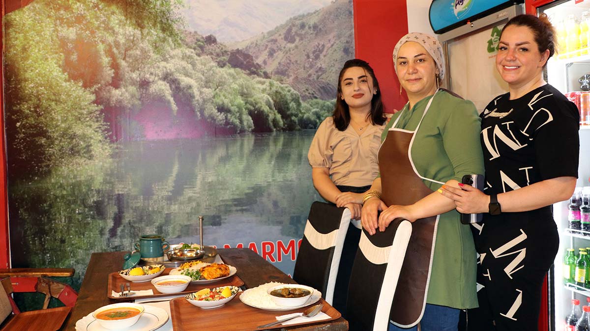 Van'ın ekonomisine ciddi katkı sağlayan İranlılar, lokanta ve yemek kültürlerini de kente taşıyor. Son 7 ayda 220 binin üzerinde turistin giriş yaptığı kentte 8 yıldır yaşayan İranlı kardeşler Muhammed ve Savaş Deniz, açtıkları lokantayla İran lezzetlerini Vanlılarla tanıştırdı.