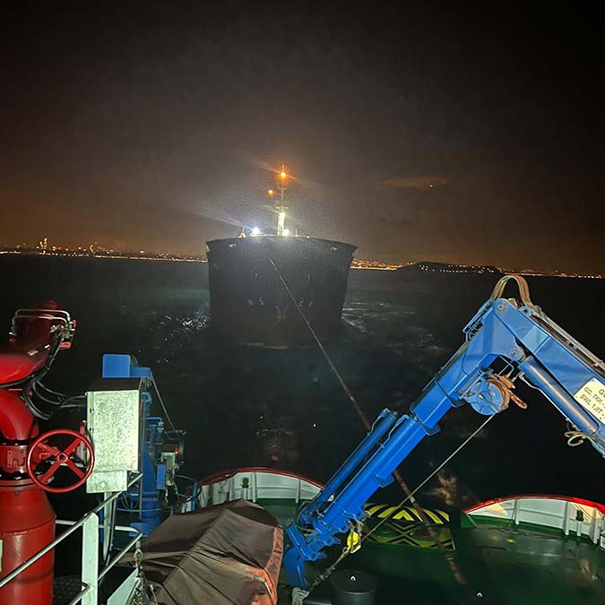 İstanbul boğazı'nda makina arızası yaşayan fox isimli kargo gemisi kıyı emniyeti genel müdürlüğü ekiplerince ahırkapı'ya demirletildi.  