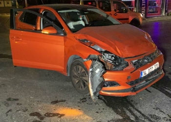Ümraniye'de iki otomobil çarpıştı; 2 yaralı
